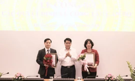 Ông Nguyễn Quốc Hà giữ chức Phó Giám đốc Sở KH&CN Hà Nội (bên trái)