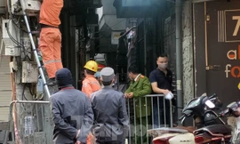 Lực lượng chức năng phong tỏa con ngõ nơi xảy ra vụ cháy khiến 4 thanh niên tử vong. Ảnh: Thanh Hà