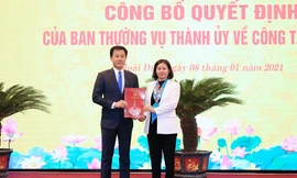 Phó Bí thư Thường trực Thành ủy Hà Nội Nguyễn Thị Tuyến trao quyết định cho ông Nguyễn Xuân Đại