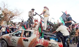 Người dân Libya chào đón chiến binh trở về từ Sirte dự lễ tuyên bố Libya được giải phóng ở Benghazi. Ảnh: Reuters