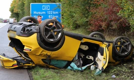 Cụ bà 84 tuổi lái siêu SUV Ferrari lật ngửa trên cao tốc