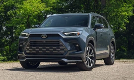 Xe xăng bán chạy, Toyota tiếp tục hoãn sản xuất ô tô điện