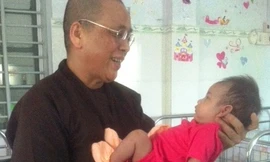 Trẻ sơ sinh hai ngày tuổi bị bỏ rơi trước cổng chùa