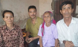 Từ phải sang: Ông Nguyễn Đình Dầu bên mẹ, em trai và chị gái. Ảnh: K.N