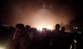 Sau gần 1 tiếng, toàn bộ khu chợ 2 tầng bị thiêu rụi.