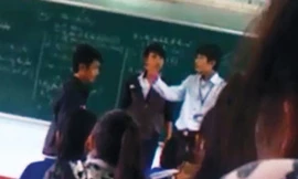 Sa thải thầy giáo đánh nhau với học trò trên bục giảng