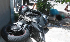 Môtô phân phối lớn bị bẻ biển số sau khi vụ tai nạn xảy ra. Ảnh: Mạnh Phương.