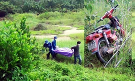 Thi thể khô quắt cạnh xe máy nằm ở bụi rậm được người dân phát hiện.