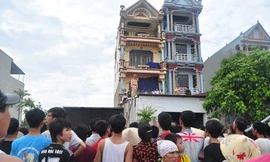 Cứu sống bé trai rơi từ tầng 3 xuống mái nhà