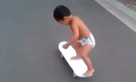 Bé 2 tuổi trượt ván cực siêu