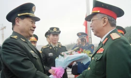 Thượng tướng Nguyễn Chí Vịnh (phải) và Trung tướng Thích Kiến Quốc tại lễ đón sáng 10/3. Ảnh: Nguyễn Minh