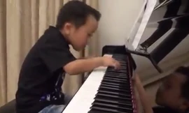 Bé trai 5 tuổi chơi piano quá điêu luyện