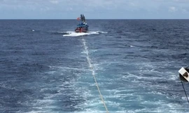 Cứu tàu cá chở 9 thuyền viên thả trôi ở Hoàng Sa