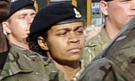 Hơn 200 nữ binh sĩ Anh rời chiến trường vì dính bầu