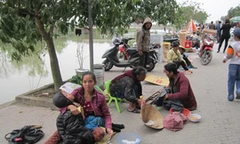 Ăn mày la liệt ở cổng đền ông Hoàng Mười