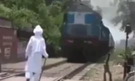 Đấu đầu với tàu hỏa, thoát chết trong gang tấc