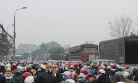 Hàng vạn người về quê ăn Tết, QL 1A kẹt cứng
