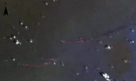 Hình ảnh vệ tinh Trung Quốc vừa cho thấy 3 vệt dầu gần khu vực nghi là nơi chiếc Boeing 777 mất tích. Ảnh: Reuters