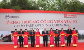 Bí thư Thành ủy Hà Nội Phạm Quang Nghị, Chủ tịch UBND TP.Hà Nội Nguyễn Thế Thảo, Thủ tướng Malaysia và nhiều đại biểu khác cùng cắt băng mở cửa công viên Yên Sở