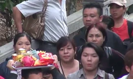 Khách thập phương chen nhau đến hội chùa Hương