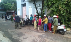 Người dân đến xem hiện trường