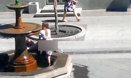 Cặp đôi “quan hệ” bên đài phun nước mặc người qua lại