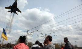 Máy bay chiến đấu MIG 295 của Ukraine quần đảo trên đầu những người biểu tình tại thành phố Kramatorsk ngày 16/4. 