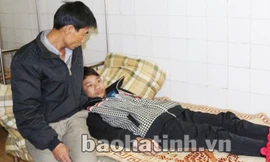 Thầy giáo tát học trò thủng màng nhĩ