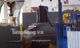 Tàu ngầm HQ183 TP Hồ Chí Minh trên đường vào quân cảng