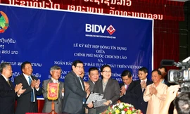 Lễ ký văn bản hợp đồng tín dụng. Ảnh Doãn Hoàng