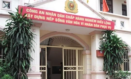 Bắt cóc con nợ trước trụ sở... công an