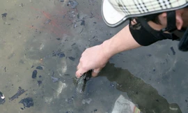 Vô tư quăng đồ thờ xuống sông hồ Hà Nội