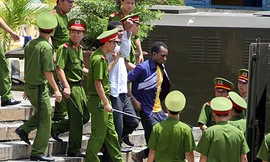 Hai bị cáo bị dẫn giải sau phiên tòa