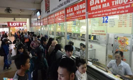 Người dân ồ ạt rời Sài Gòn sau buổi làm việc cuối tuần