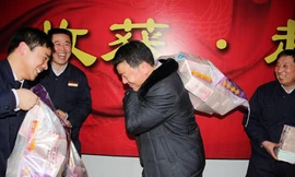 Cận cảnh tiền thưởng Tết nhiều ôm không xuể