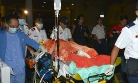 Bị nút chai sâm-panh bắn vào đầu tử vong ngay sinh nhật mình