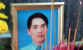 Di ảnh của anh Nguyễn Phú An trước bàn thờ lập vội.