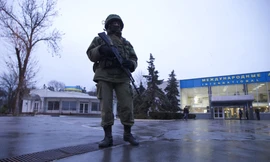 Lính Nga xuất hiện tại một sân bay nước Cộng hòa tự trị Crimea vào sáng 28/2. Ảnh: AP