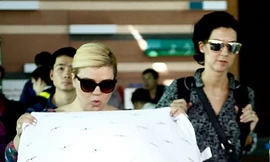 [ẢNH] Kelly Clarkson cùng chồng con tại sân bay Phú Quốc