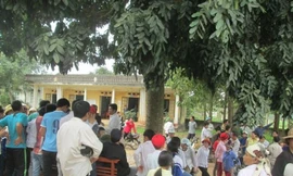 Khá đông người kéo đến UBND xã Yên Lạc đòi thả người.