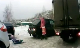 Bé gái 3 tuổi bị ôtô lùi lên người