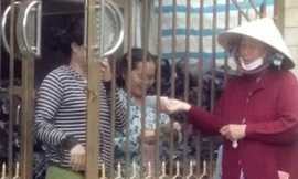 Trúng 8 tỷ độc đắc, dân ùn ùn kéo đến xin tiền