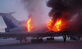 Phi cơ chở 170 khách Ấn Độ bốc cháy khi hạ cánh