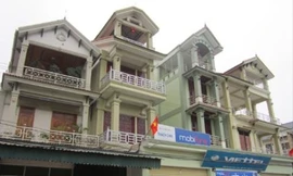 Choáng ngợp trước một trong số những dinh cơ trong làng.