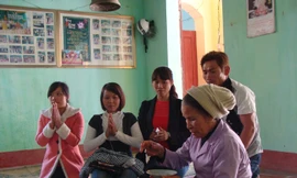 Người dân xứ Thanh đi chùa rút quẻ may mắn đầu năm