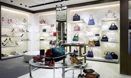 Đi xe đạp, bị đuổi không cho vào nhà hàng VIP