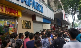 Phục kích từ 6h sáng để mua hàng hiệu Gucci thanh lý