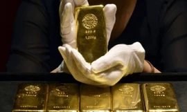 Những thỏi vàng nặng 1kg tại cửa hàng của công ty trang sức Tanaka Kikinzoku ở Tokyo, Nhật Bản. Ảnh: TTXVN