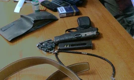 Cướp tiền rồi cố thủ, nổ súng chống trả công an