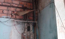 Cột đèn nhiễm điện, bé 8 tuổi bị giật tử vong